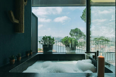 Royal Executive Frida Kahlo with view and bathtub